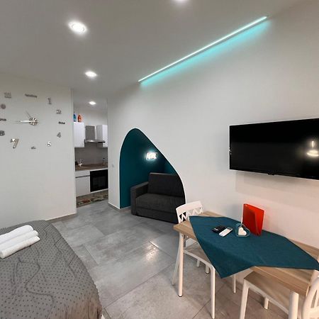 Holiday Home Number 8 Napoli Bagian luar foto